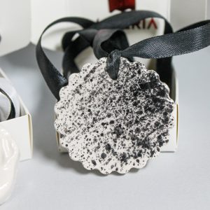 COLLANA A CERCHIO ONDULATO CON SGHIZZI